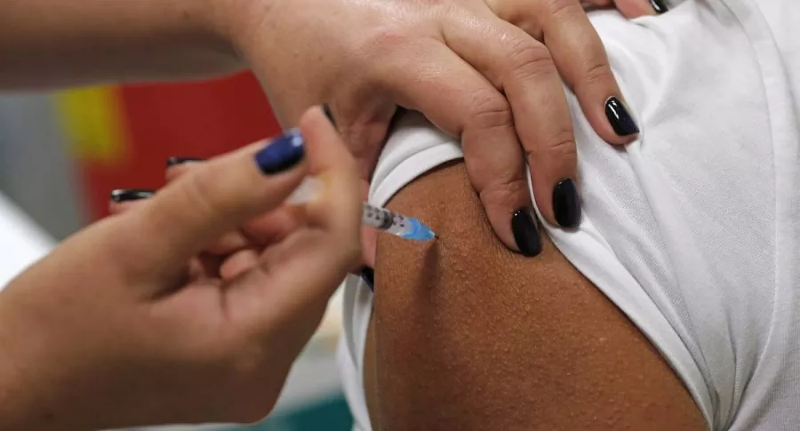 Imagen de la aplicación de una vacuna ilustra artículo Vacunas contra coronavirus son efectivas contra cepa mutada