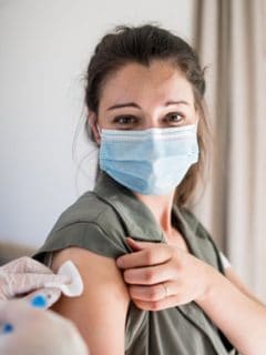 El Reino Unido aproó infectar con COVID-19 a jóvenes sanos, entre los 18 y 30 años, para probar la eficacia de las vacunas y medicamentos.