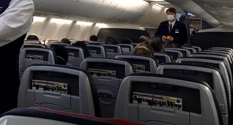 Hombre con coronavirus muere en pleno vuelo. Imagen de referencia de un avión por dentro.