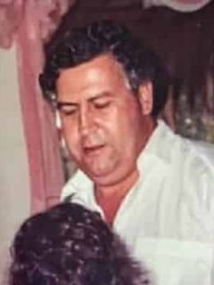 Victoria Eugenia Henao, quien confesó si tiene novio y contó la verdad de su relación con paramilitar Fidel Castaño, en una vieja foto con su esposo Pablo Escobar.