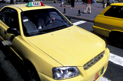Taxi parqueado en Quito, Ecuador (imagen de referencia). Taxista ocultó a amante en el baúl mientras viaja con su esposa.