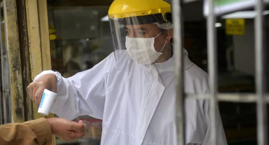 Hombre protegiéndose contra el coronavirus en Bogotá, ciudad en la que ya hay localidades con muy alto riesgo de contagio