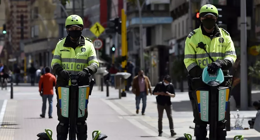 Policías en Bogotá, multa por violar toques de queda en Colombia durante este fin de añ