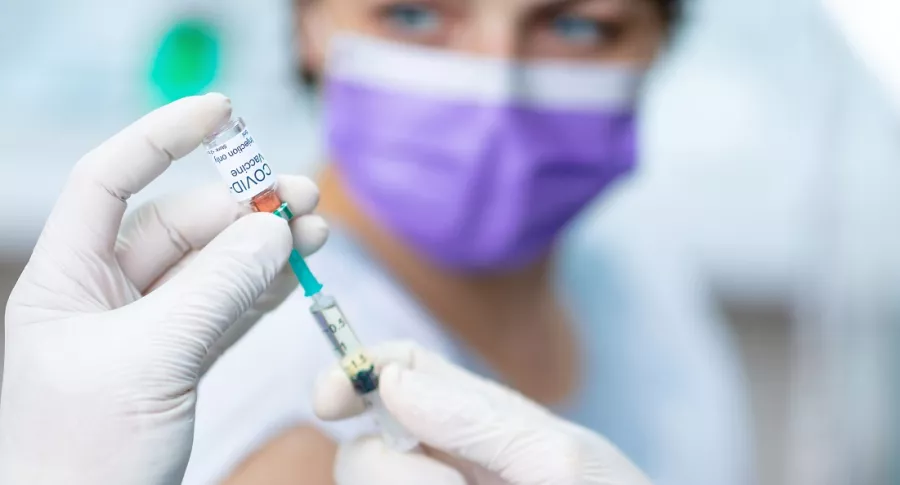 Imagen de vacuna contra el coronavirus, a propósito de la primera personas vacuna en Medellín.