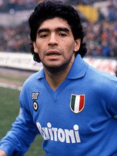Diego Maradona, quien tuvo conversaciones sobre prostitutas y drogas con la mafia de Napoli cuando jugaba para el club de esa ciudad