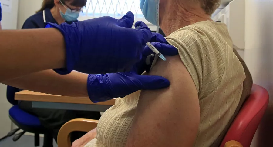 Imagen de enfermera aplicacndo vacuna ilustra artículo Casi mitad de encuestados por Dane no se aplicaría vacuna contra COVID-19