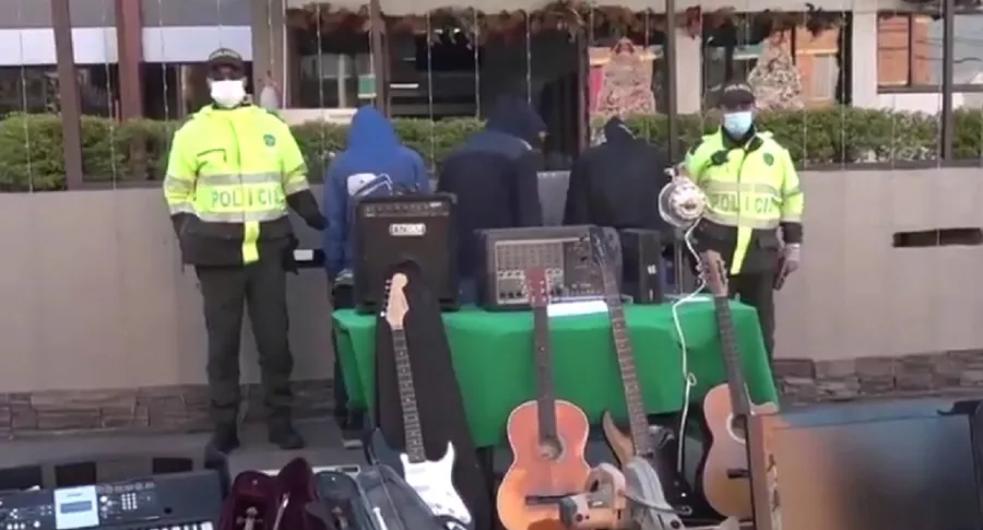 Imagen del momento en que capturan a ladrones que robaron instrumentos musicales de una fundación