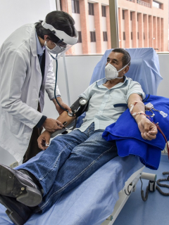 ¿De qué enfermedades mueren hombres y mujeres en Colombia? / Hombre en un hospital en Colombia.