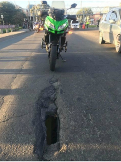 Hueco denunciado por un motociclista en Bogotá.