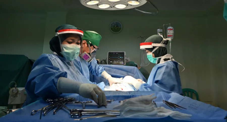 Mujeres presas denuncian que ginecólogo les hizo cirugías sin permiso. Cirugía en Indonesia..