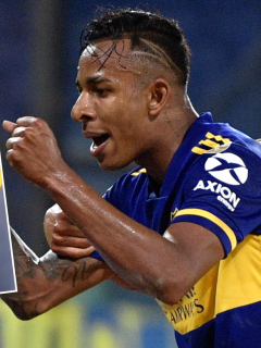 Dedicatoria de Sebastián Villa luego de su gol con Boca Juniors en Copa Libertadores. Fotomontaje: Pulzo.