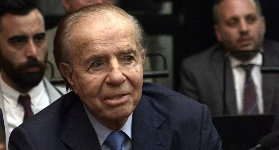 El expresidente y actual senador argentino Carlos Menem, a quien el indujeron un coma este jueves, gesticula antes de escuchar su sentencia durante su juicio por las acusaciones de intentar bloquear la investigación del atentado contra la AMIA de 1994, en Buenos Aires, el 28 de febrero de 2019.