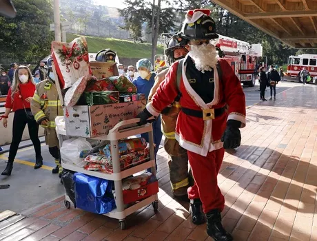 Bomberos de Bogotá llevan regalos a niños y ancianos que están hospitalizados