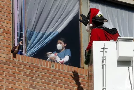 Bomberos de Bogotá llevan regalos a niños y ancianos que están hospitalizados