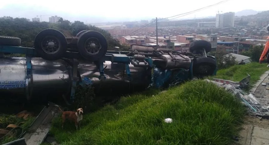 Accidente camión cisterna y carro particular en Ciudad Bolívar, Bogotá
