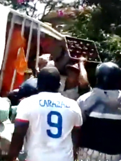 Saquean camión de cerveza volcado en Santander de Quilichao, Cauca.