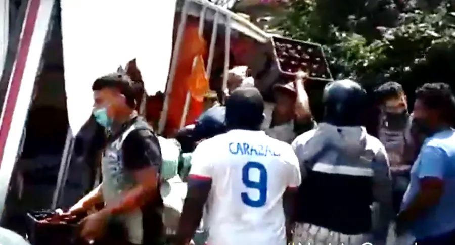 Saquean camión de cerveza volcado en Santander de Quilichao, Cauca.