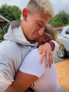 La liendra junto a su mamá, a quien le regaló una camioneta de Navidad