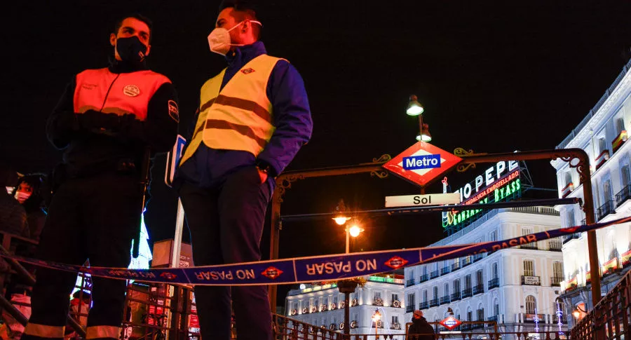 Operadores del metro 
de Madrid, ciudad española en al que se detectaron casos de la nueva cepa de COVID-19.