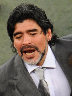 Diego Maradona y su hija Dalma, quien junto a su hermana Giannina se hizo un tatuaje en honor a su padre