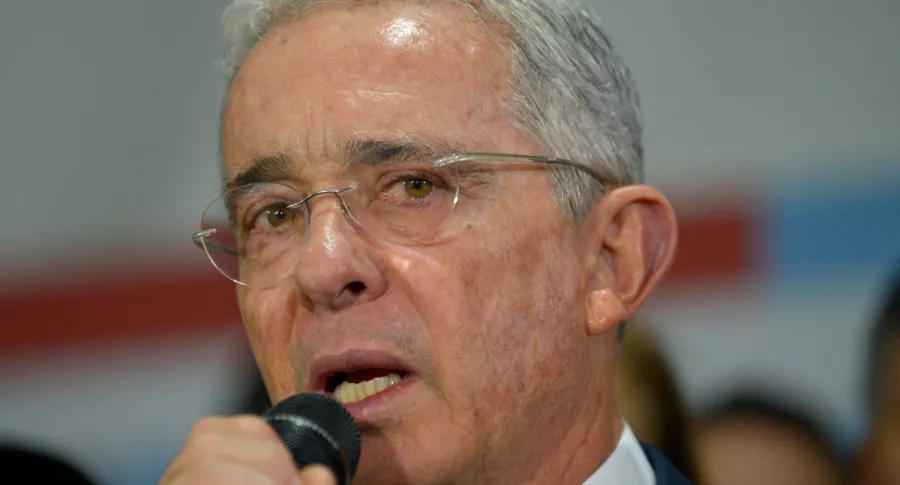 Álvaro Uribe, expresidente de Colombia, dijo que congresistas del Centro Democrático no aceptarán aumento de salarios del 5,12 %.