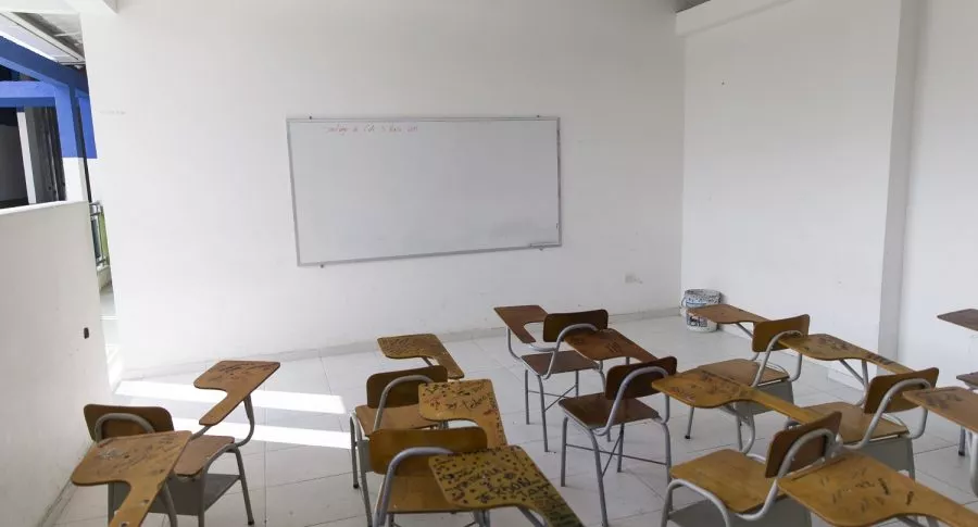 Salón de colegio ilustra nota sobre fecha en la que regresarán las clases presenciales en colegios públicos de Bogotá