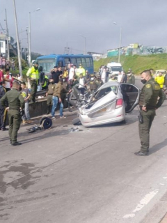 Imagen del carro en donde iban las tres personas muertas, y que fue aplastado por un camión cisterna en el barrio Sierra Morena, en el sur de Bogotá