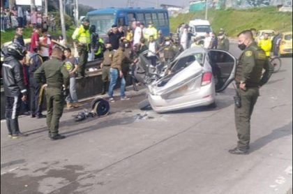 Imagen del carro en donde iban las tres personas muertas, y que fue aplastado por un camión cisterna en el barrio Sierra Morena, en el sur de Bogotá