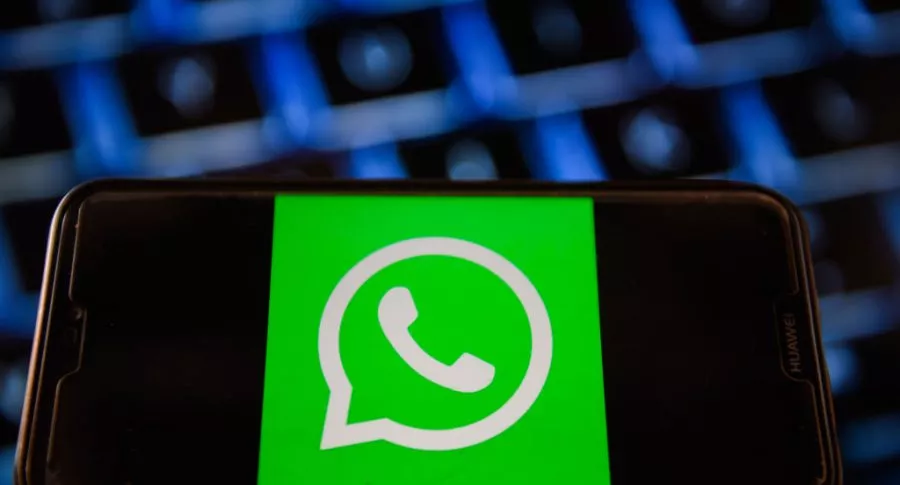 Desinstalar WhatsApp cada cierto tiempo puede evitar que, en forma de archivos temporales, información de chats quede expuesta. 