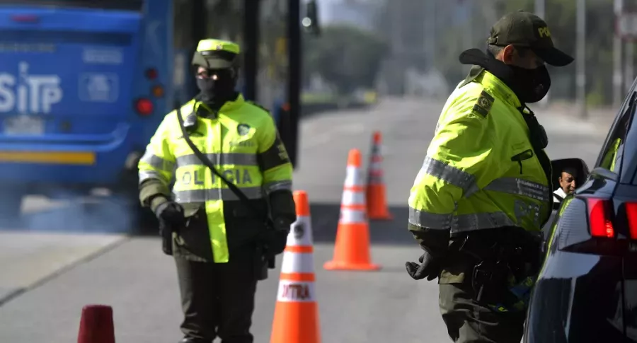 Retén de policía en 2020 en Bogotá, ilustra nota de lista de cosas que suben con aumento del salario mínimo 2021 en Colombia.