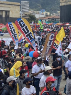 Manifestantes con carteles de CUT ilustra nota sobre rechazo de las centrales obreras por el incremento del salario mínimo para el 2021
