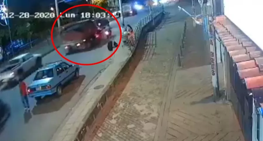 Captura de pantalla del video que muestra el momento en que una volqueta pasa por encima de un motociclista, en Santander