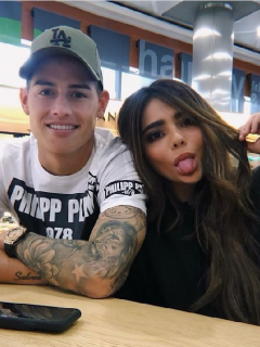 Juana Valentina Restrepo, con su hermano, James Rodríguez, y su mamá, María del Pilar Rubio, quien le 'saboteó' juego de Instagram.