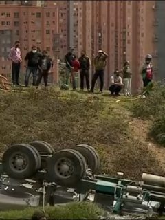 Imagen de cómo quedó el camión cisterna, que cayó sobre un carro y mató a 3 personas en el sur de Bogotá