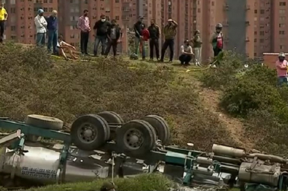 Imagen de cómo quedó el camión cisterna, que cayó sobre un carro y mató a 3 personas en el sur de Bogotá