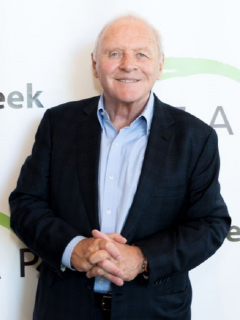 El actor Anthony Hopkins envió un poderoso mensaje a quienes luchan con el alcoholismo.