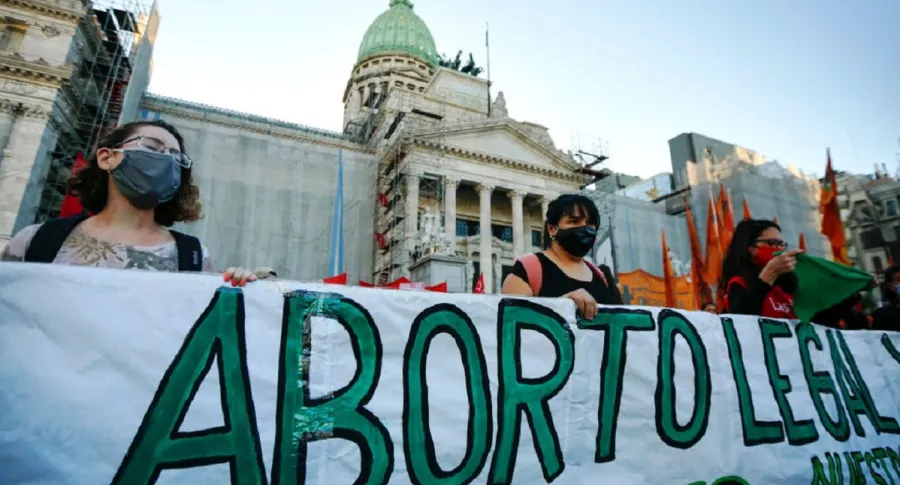 El senado argentino aprobó la legalización del aborto con 38 votos a favor y 29 en contra.