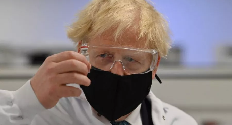 El primer ministro británico Boris Johnson supervisa una de las nuevas vacunas contra el coronavirus, como la aprobada este 30 de diciembre en ese país.
