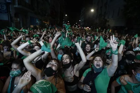 Galería: eufórica celebración de argentinas por legalización del aborto