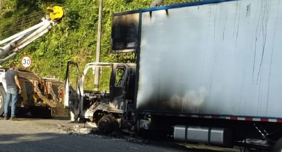 Imagen de uno de los cuatro camiones incinerados en Antioquia; Ejército culpa al Eln y a disidentes de las Farc