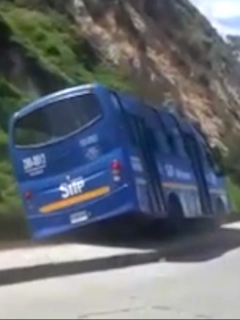 Bus del SITP accidentado.