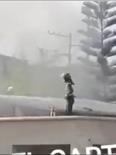 Imagen del momento en que policías intentan controlar el fuego en una celda de la estación en La Cumbre, en Floridablanca, en donde varios presos intentaron huir