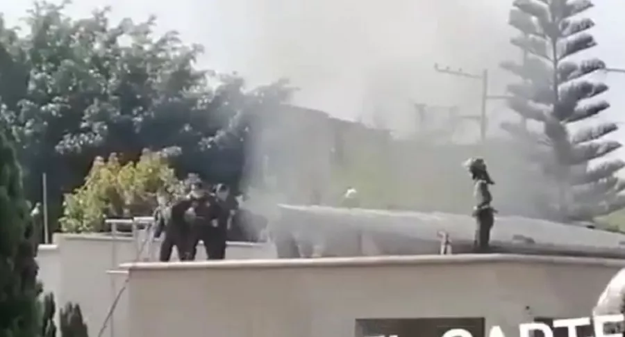 Imagen del momento en que policías intentan controlar el fuego en una celda de la estación en La Cumbre, en Floridablanca, en donde varios presos intentaron huir