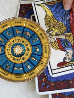 Carta del tarot e ilustración del zodiaco