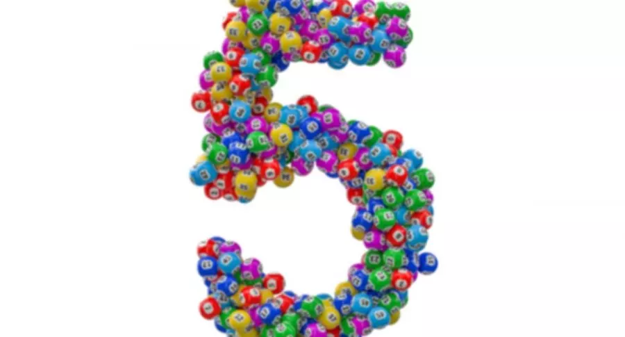 Balotas formando un cinco, ilustran nota sobre números que más caen en Baloto, según sorteos de los últimos 12 meses.
