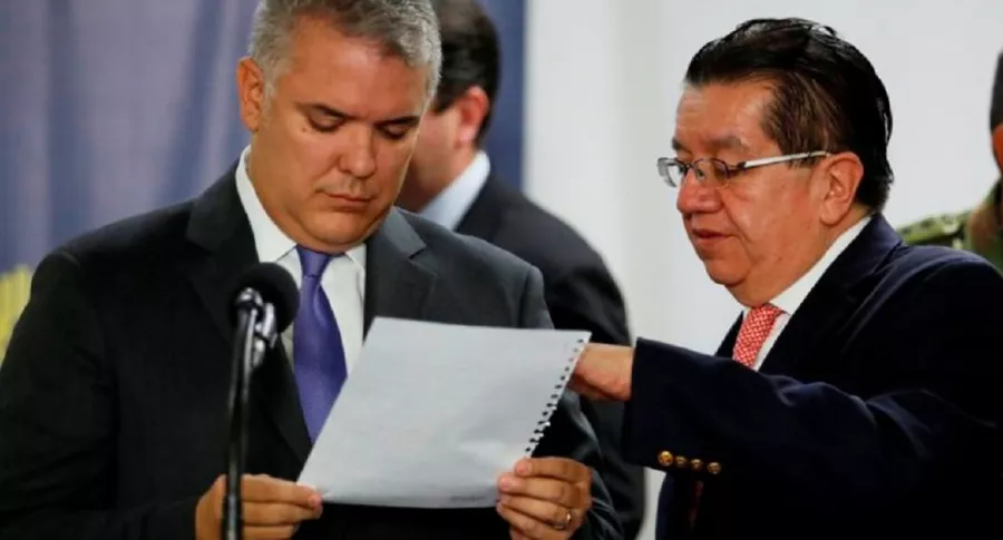 Iván Duque y el ministro Fernando Ruiz, que anunciaron la compra de 9 millones de vacunas Janssen pero no dijeron el costo de la inversión