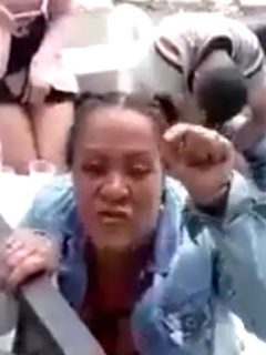 Mujer bulliciosa no quiere bajarle el volumen al equipo de sonido.