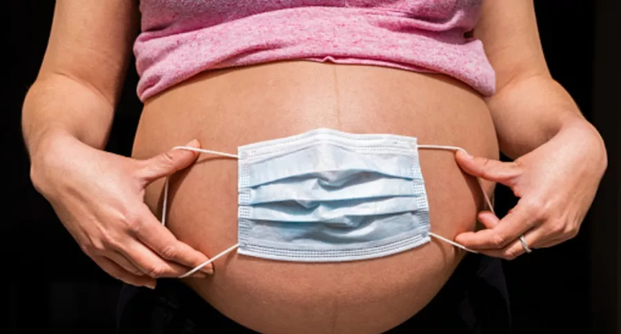 Embarazada pone tapabocas en su barriga, ilustra nota de peruana con COVID que dio a luz a bebé saludable a las 00:00 horas de Año Nuevo