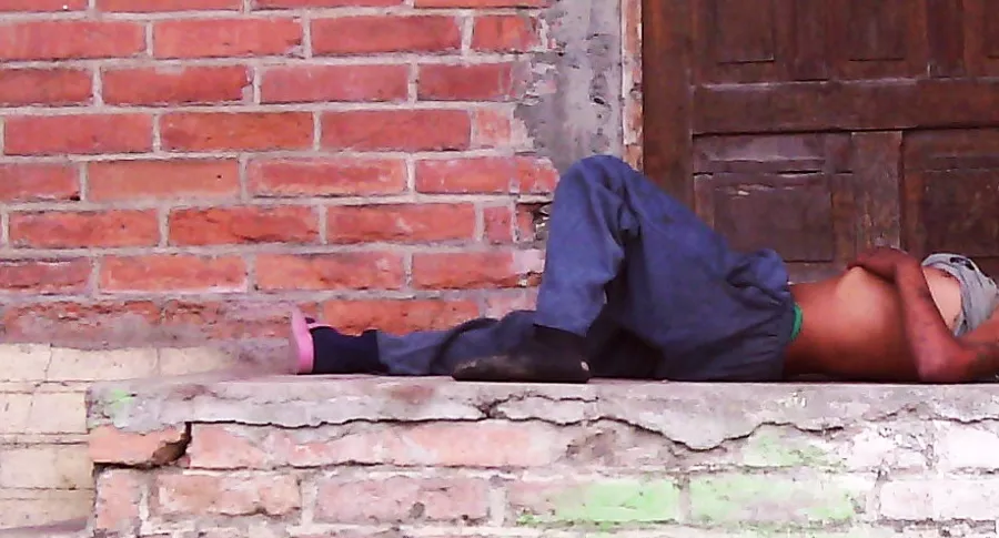 Habitante de calle durmiendo ilustra nota sobre ataques a dos indigentes en Medellín 