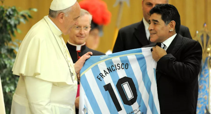 Momento en el que Maradona le obsequia camiseta de Argentina a Francisco.